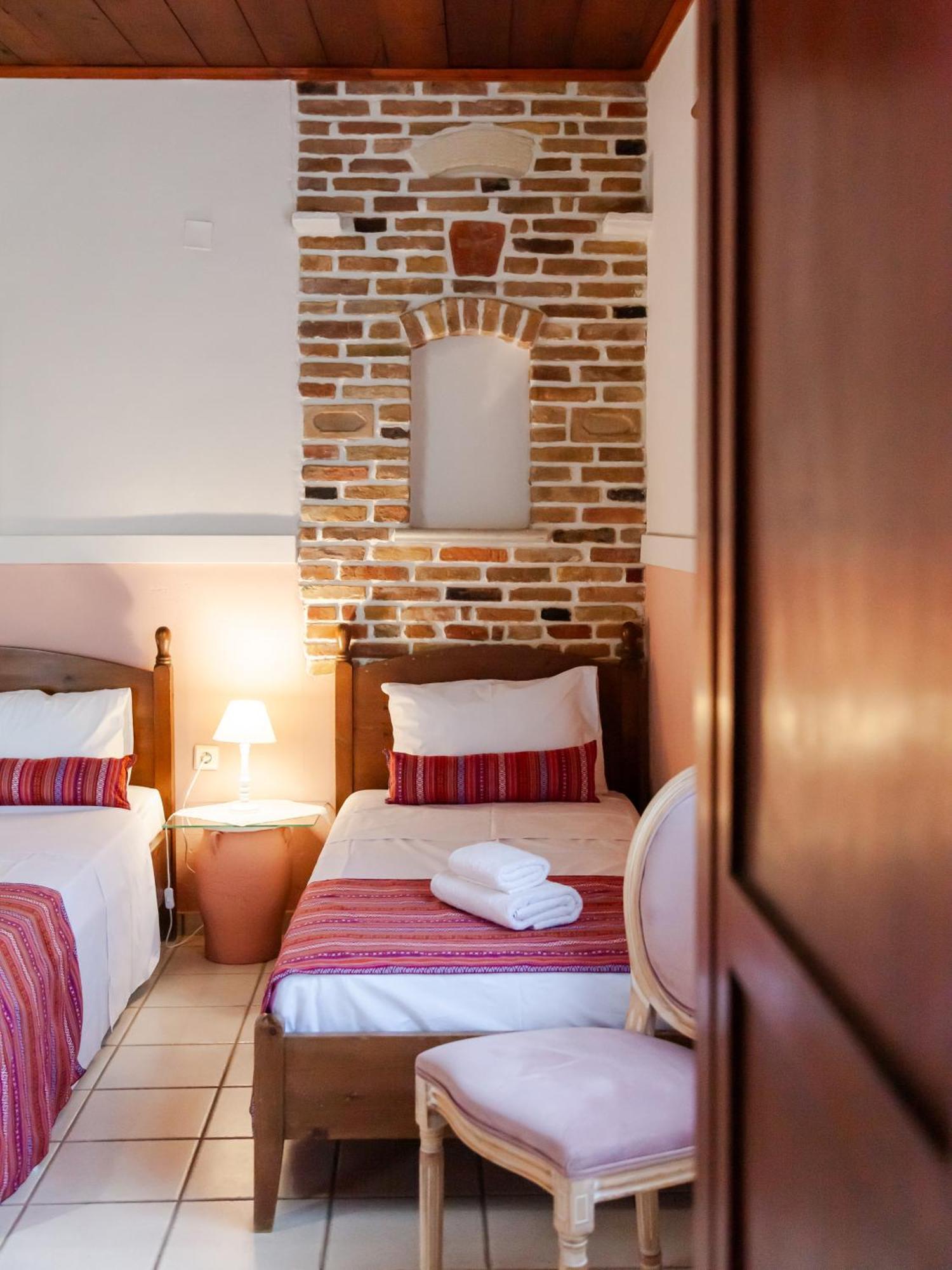 Amnisiades Apartments Картерос Экстерьер фото
