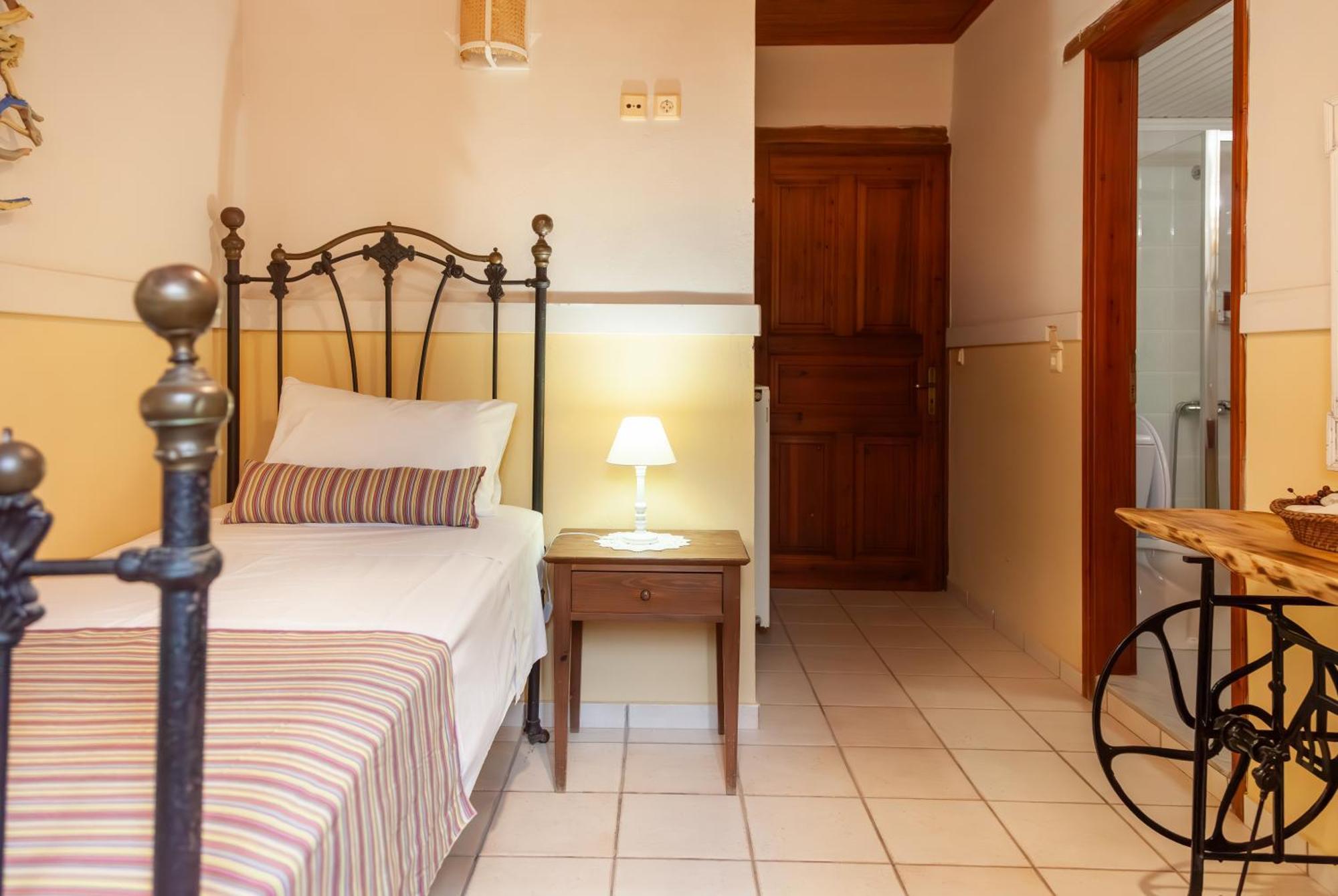 Amnisiades Apartments Картерос Экстерьер фото